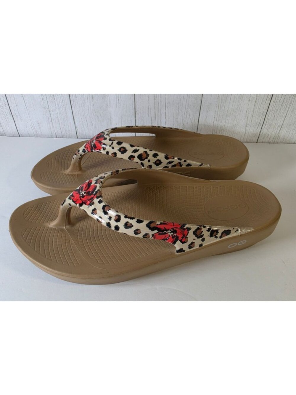 OOFOS OOLALA LIMITED POPPY LEOPARD FLORAL RECOVERY FLIP FLOPS SANDALS WOMENS 10